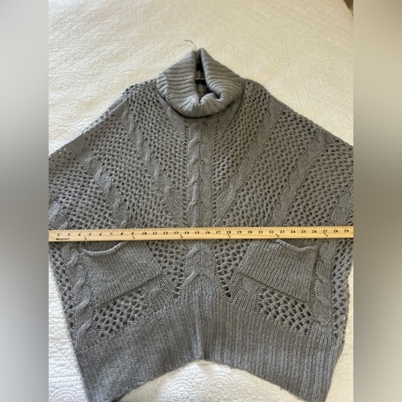 BCBG Max Azaria Wool Blend Oversized Layering Sweater in Gray. Size L/XL. - Picture 5 of 8